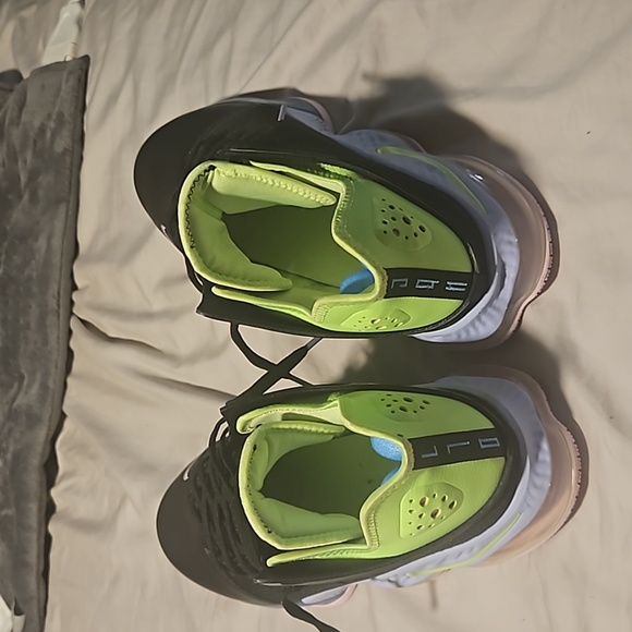 LeBron 19 Ghost Green - Picture 4 of 4